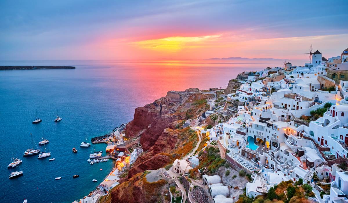 Cât plătesc românii pe cireșe, căpșuni și roșii pe cea mai cunoscută insulă din Grecia, în plin sezon turistic