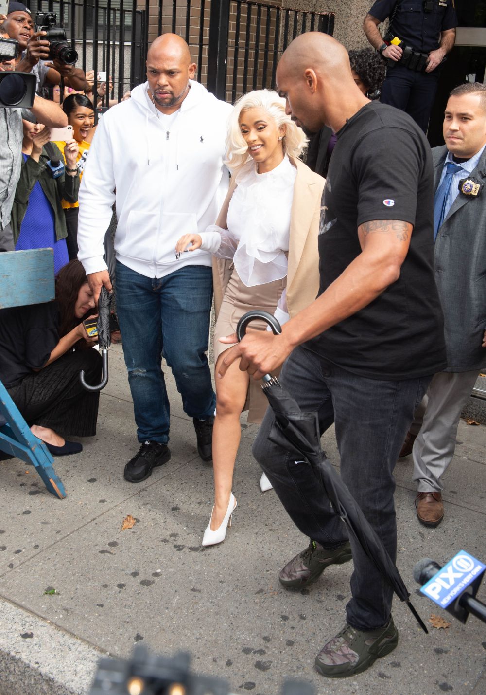 FOTO/ O cunoscută cântăreață din SUA s-a predat la poliție, după ce s-a luat la bătaie într-un club de striptease din New York