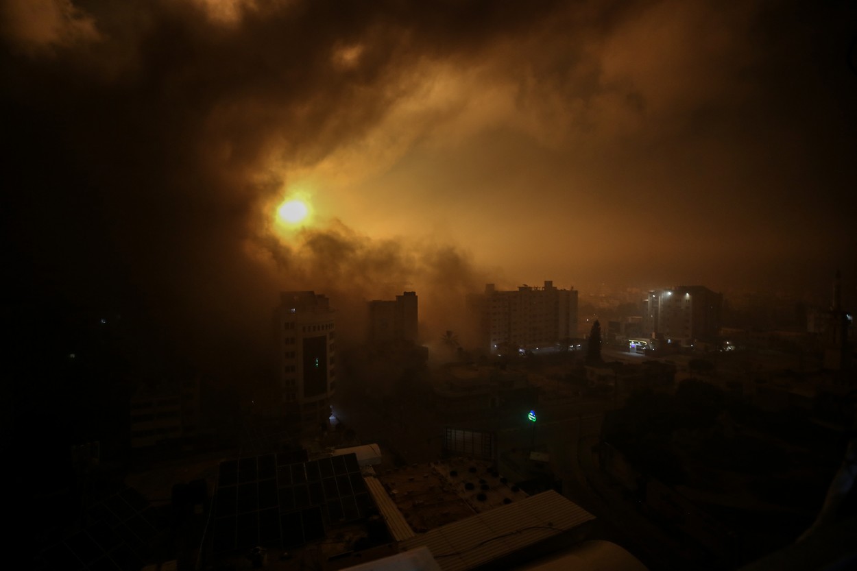 700 de morți în Israel după confruntările cu Hamas, în timp ce forțele armate încă luptă să-și elibereze complet teritoriul. Israelul a declarat oficial stare de război