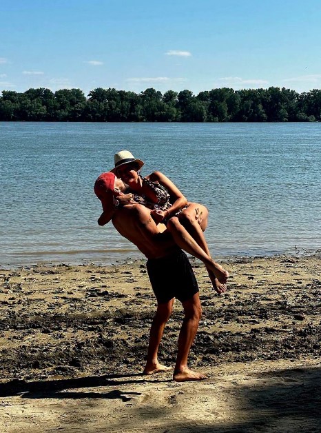 Cum a apărut Anca Țurcașiu alături de iubitul ei, Călin Șerban. Actrița s-a dezbrăcat și a rămas în costum de baie