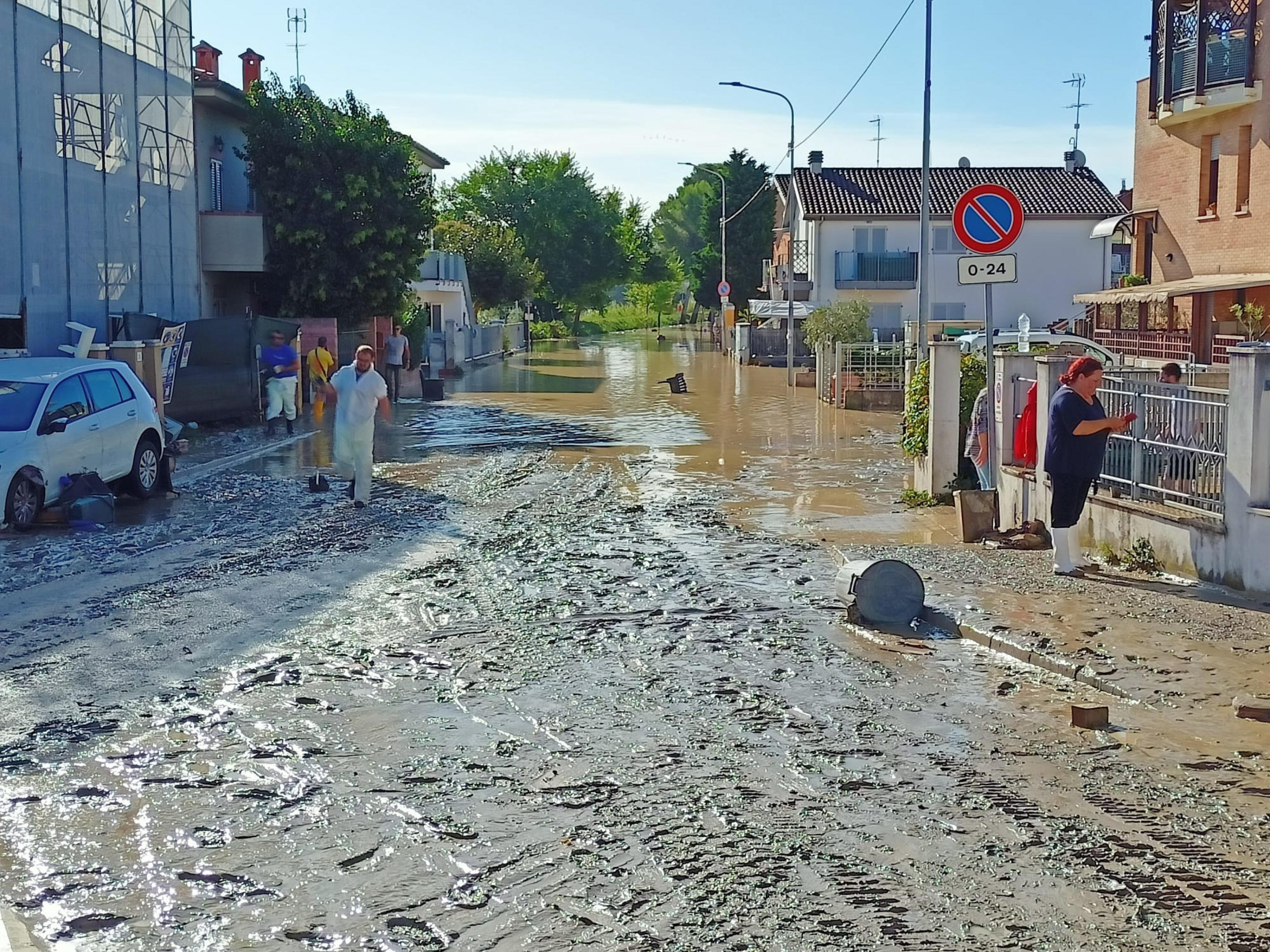„A fost un tsunami”. Centrul Italiei, măturat de inundații. Nouă morți și patru dispăruți, dintre care doi copii