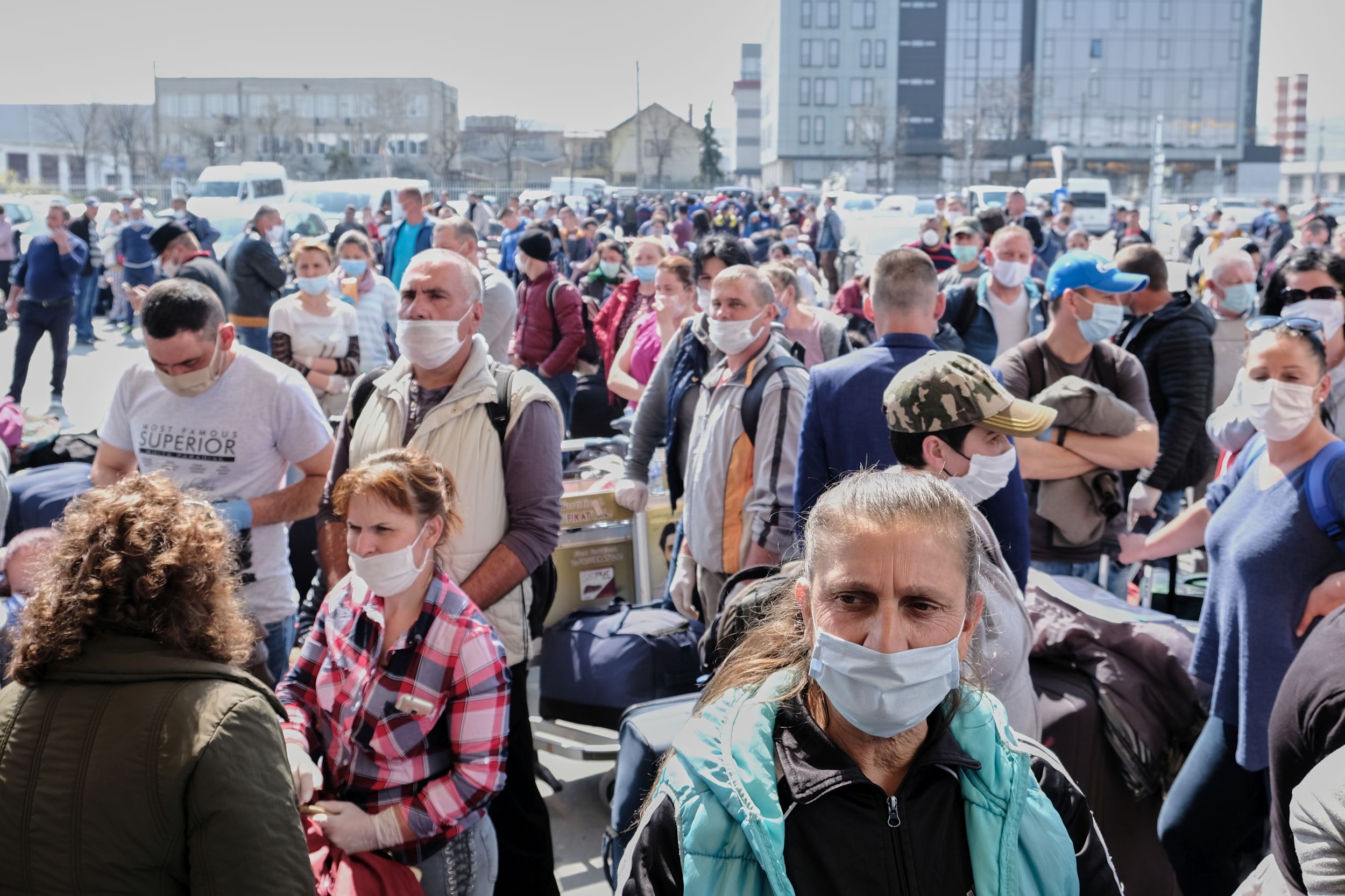 Imaginile zilei | Aglomerație pe aeroportul din Cluj: aproximativ 1.800 de oameni, înghesuiți în parcare. 12 curse decolează astăzi spre Germania
