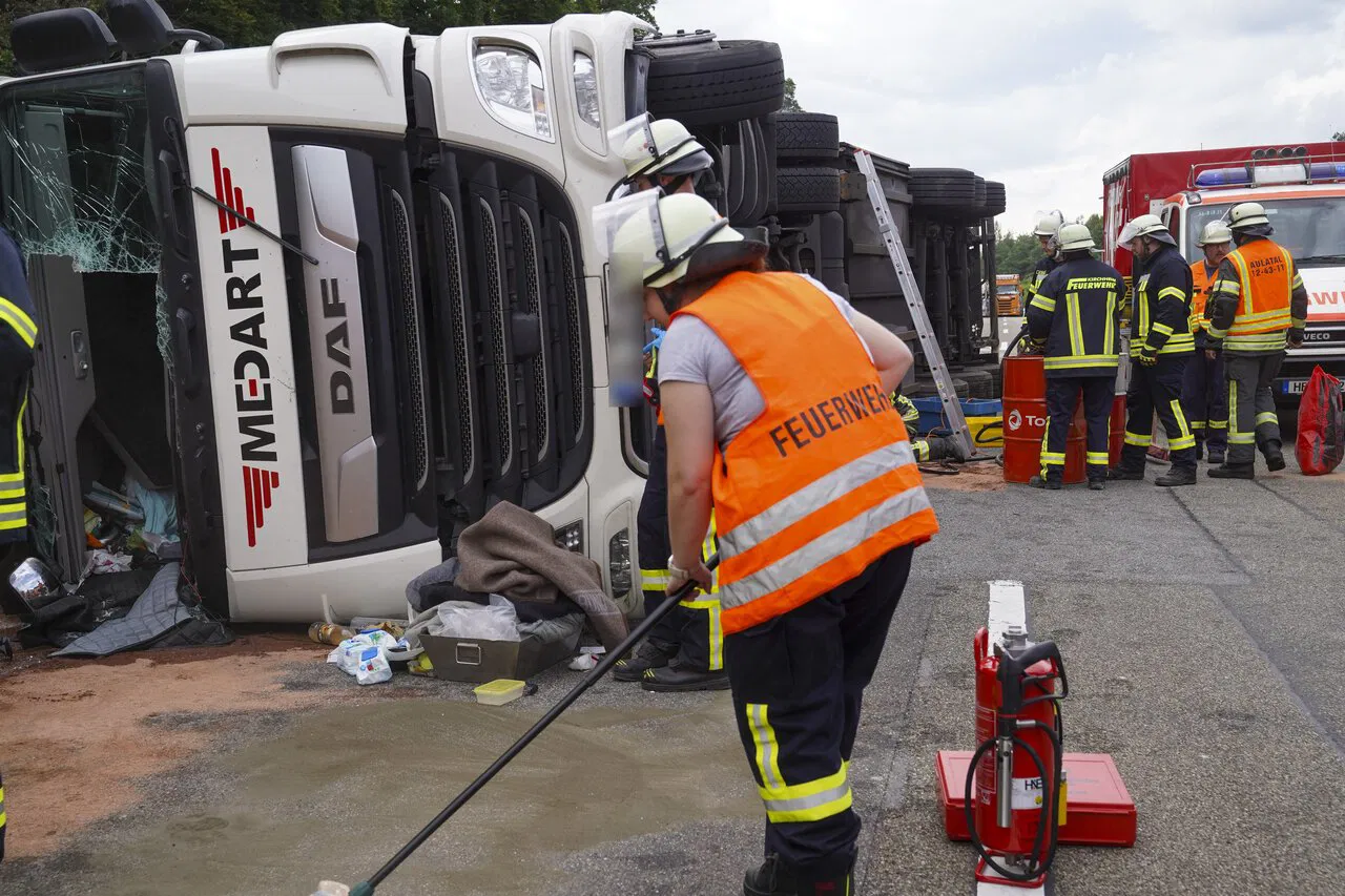 Șofer român de TIR, luat cu elicopterul după ce a răsturnat camionul plin cu jumătăți de porc, în Germania