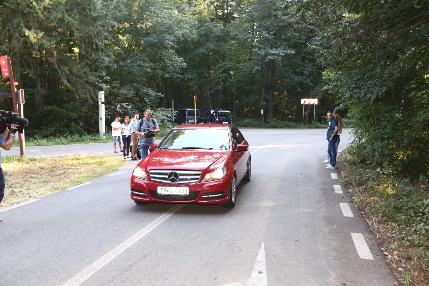 FOTO/ Invitații la nunta lui Dragnea Jr. și-au etalat mașinile de lux. Cine este deputatul care a ales să vină cu taxiul