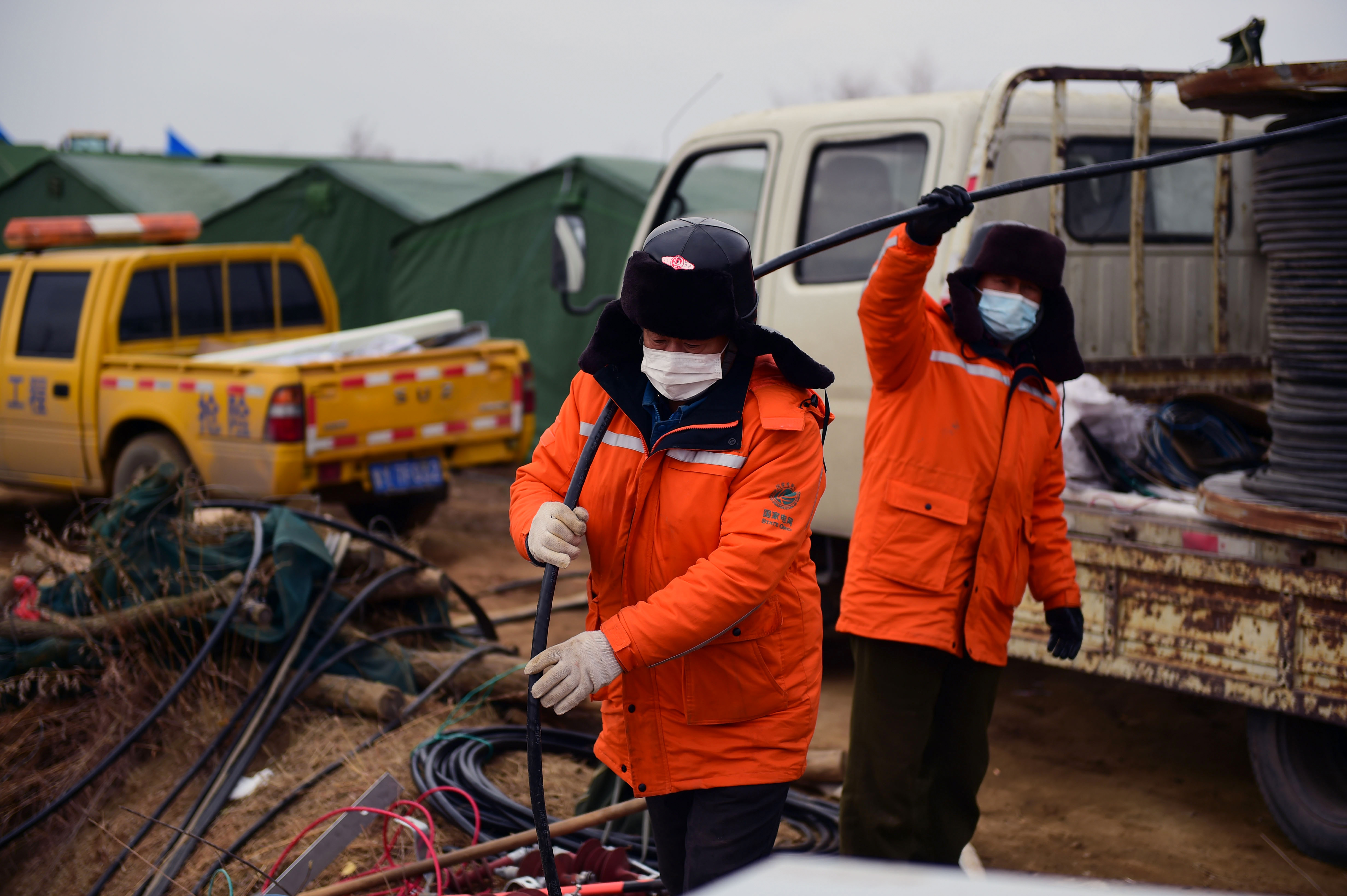 VIDEO | Salvare miraculoasă în China. 11 mineri, scoși din subteran după două săptămâni