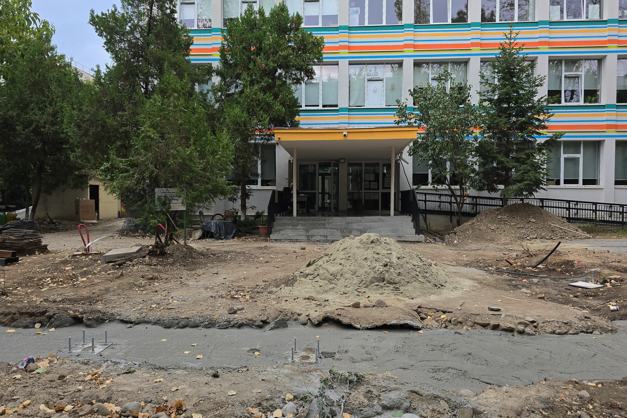 Au băgat excavatorul ca să facă șanțuri pentru gardul unei școli din București și au rupt rădăcinile a zeci de copaci