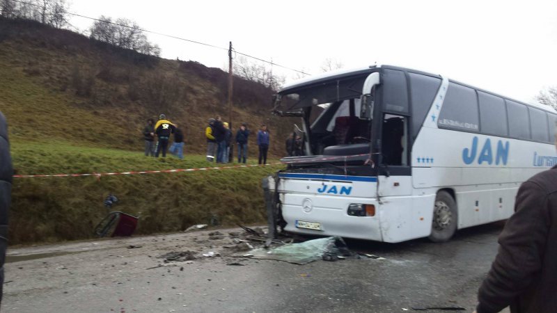 UPDATE | Un autobuz cu 50 de călători s-a ciocnit de un camion, în Maramureș. 17 răniți