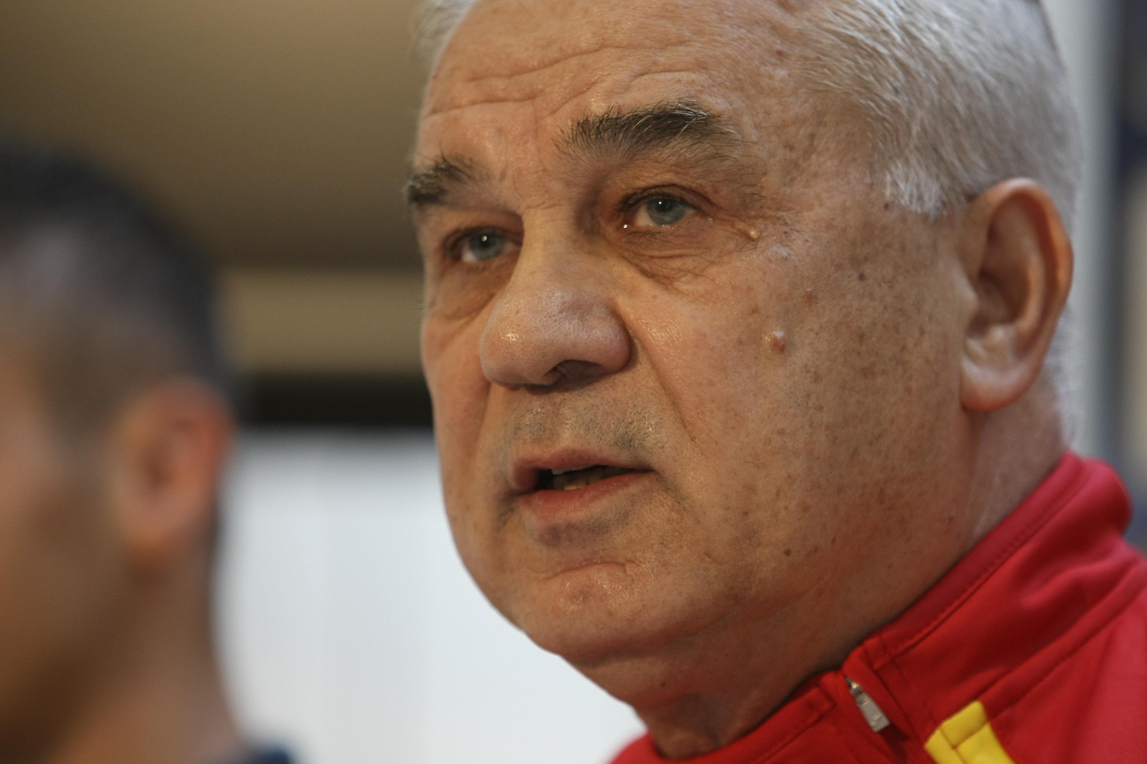 PRELIMINARIILE EURO 2016, ROMÂNIA - GRECIA (luni, ora 21.45, TVR 1) / Puiu e nervos. A plecat brusc din conferința de presă. Nu știe dacă va fi lăsat la cârma naționalei, ^dacă va califica echipa la turneul final din Franța. Ce au declarat tricolorii la Mogoșoaia / GALERIE FOTO