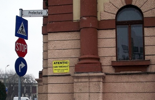 Un geam al clădirii Prefecturii Braşov stă să cadă. Pompierii intervin cu o autoscară