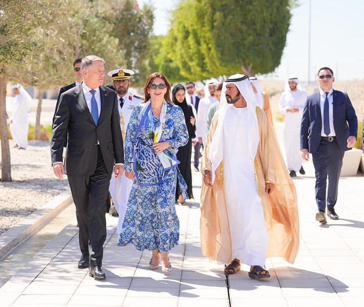 Cât costă eșarfa purtată de Carmen Iohannis în Abu Dhabi. Prima-doamnă e atentă la detalii