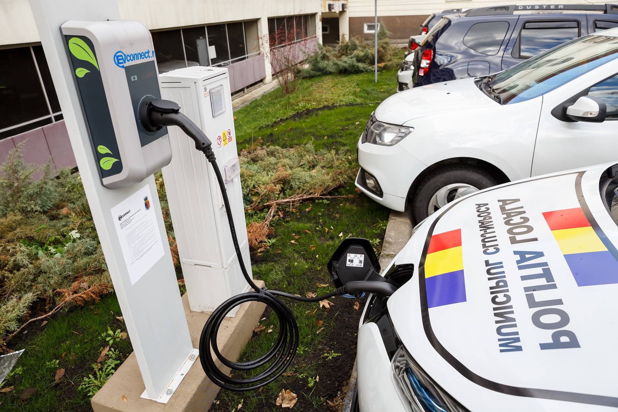 FOTO&VIDEO/ Premieră în România: Orașul în care polițiștii patrulează cu mașini electrice