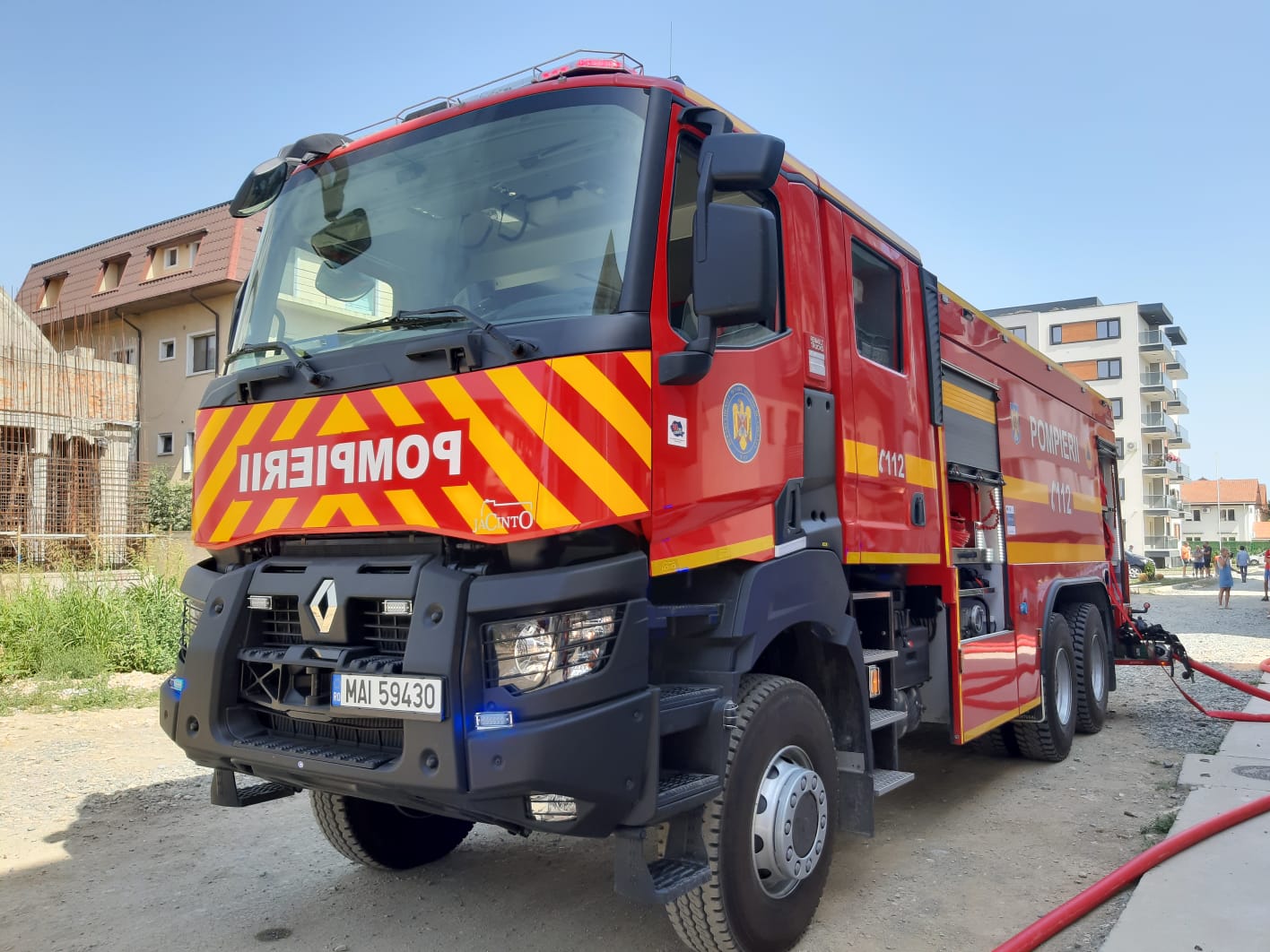 Incendiu violent la o biserică din Constanța. Flăcările s-au extins la un bloc de locuințe