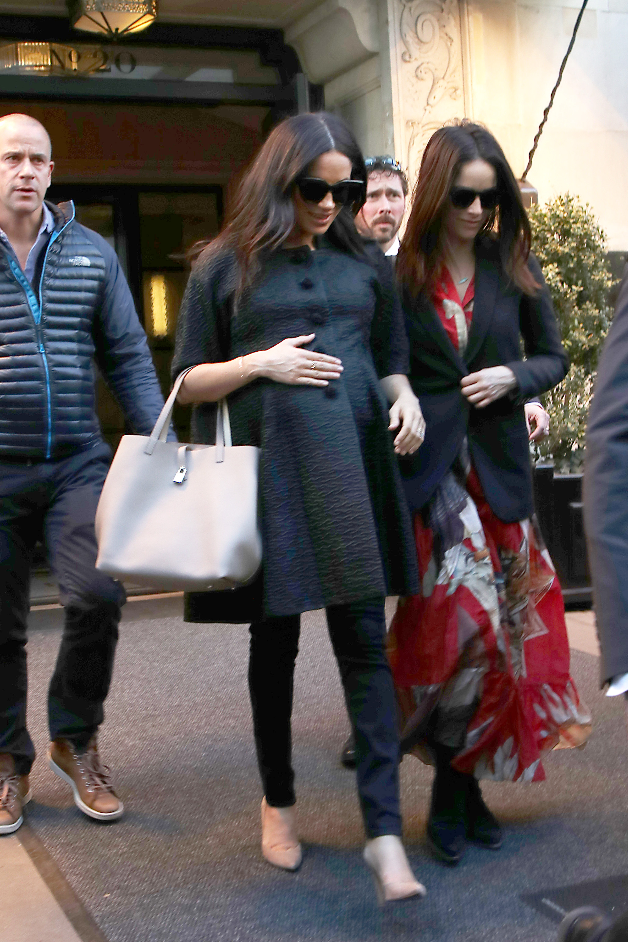 FOTO | Meghan Markle a petrecut alături de prieteni în New York. Cu cine a fost văzută Ducesa de Sussex