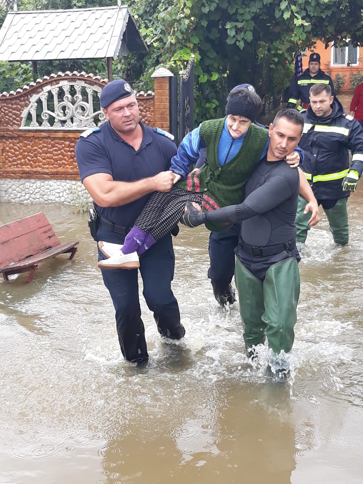 Aproape 70 de oameni au fost evacuați de jandarmi din case în Băbeni, Vâlcea. Râul Bistrița a ieșit din matcă / FOTO