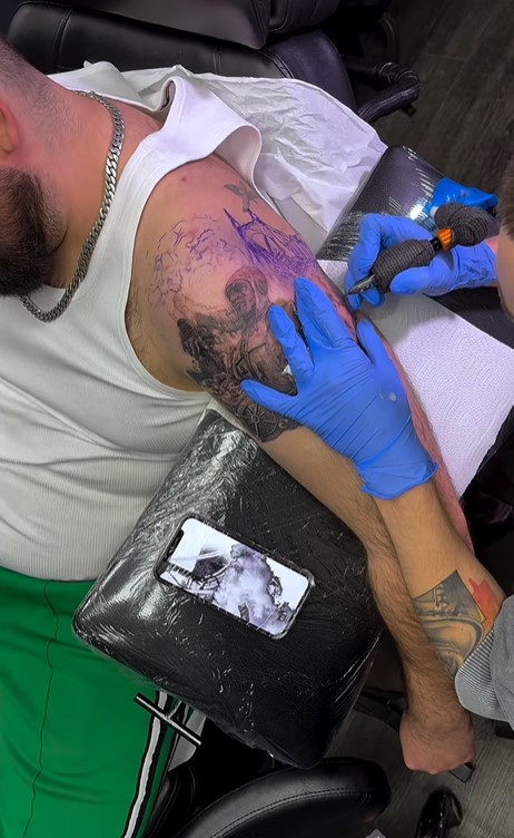 Imagini rare cu fiul Ralucăi Bădulescu. Alex a împlinit 22 de ani și este de nerecunoscut, după ce și-a făcut mai multe tatuaje