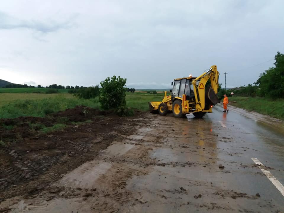Inundaţii majore în mai multe judeţe din ţară, după ploile torenţiale de joi seară. Oameni izolaţi de ape şi sute de gospodării inundate