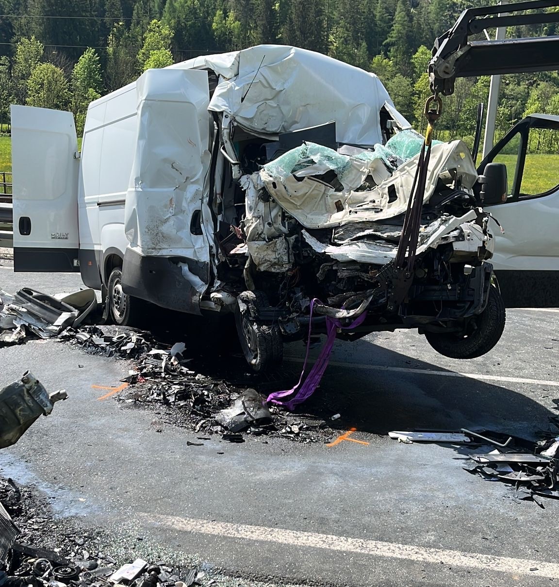 Imagini teribile de la accidentul în care pasagerii din două dube au murit, în Austria. Unul era român și avea doar 19 ani