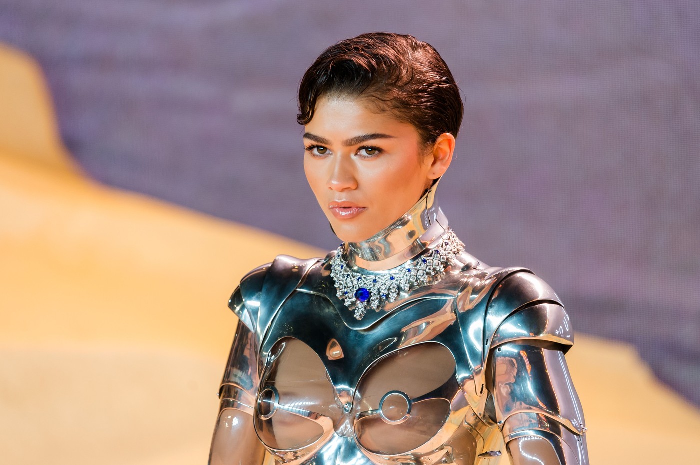 Zendaya, apariție excentrică într-un costum metalic. Ținuta actriței de la premiera filmului „Dune 2” e creată în 1995