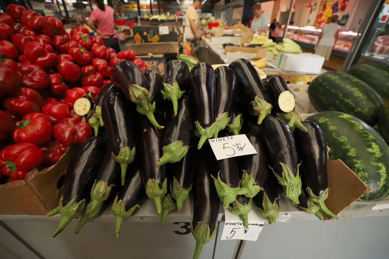 Cât costă să cumperi ingrediente pentru 10 borcane de zacuscă: calculul pentru rețeta tradițională cu vinete, ardei kapia, gogoșari și ceapă