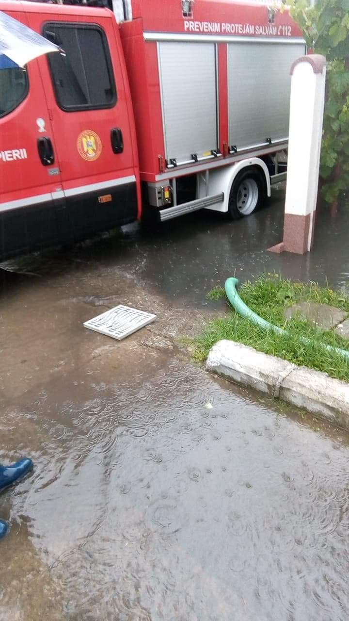 FOTO/ Mașină blocată în ape sub un pod din Timișoara. Inundații în tot județul Timiș după codul portocaliu de ploi
