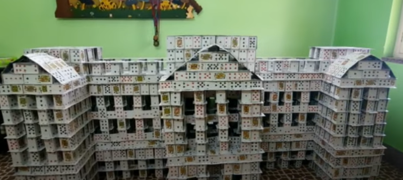 Un adolescent indian a realizat cea mai mare construcție din cărți de joc din lume și a intrat în Cartea Recordurilor