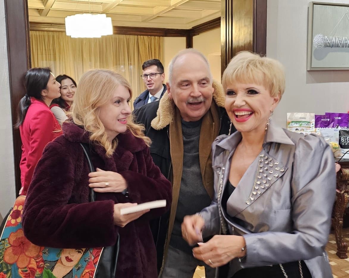 Marina Almășan și-a lansat cea de-a 20-a carte. Imagini cu vedetele care i-au fost aproape: „Mi-au lăudat cartea”