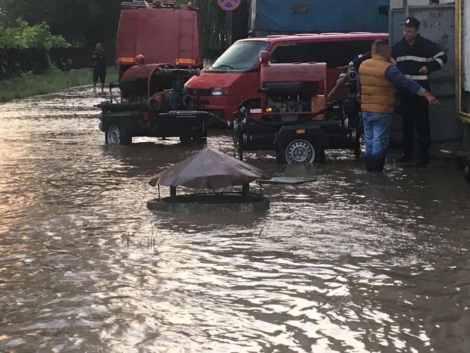 Inundații în Prahova, după ploile torențiale de marți noaptea. Zeci de gospodării au fost inundate în Bărcănești / FOTO