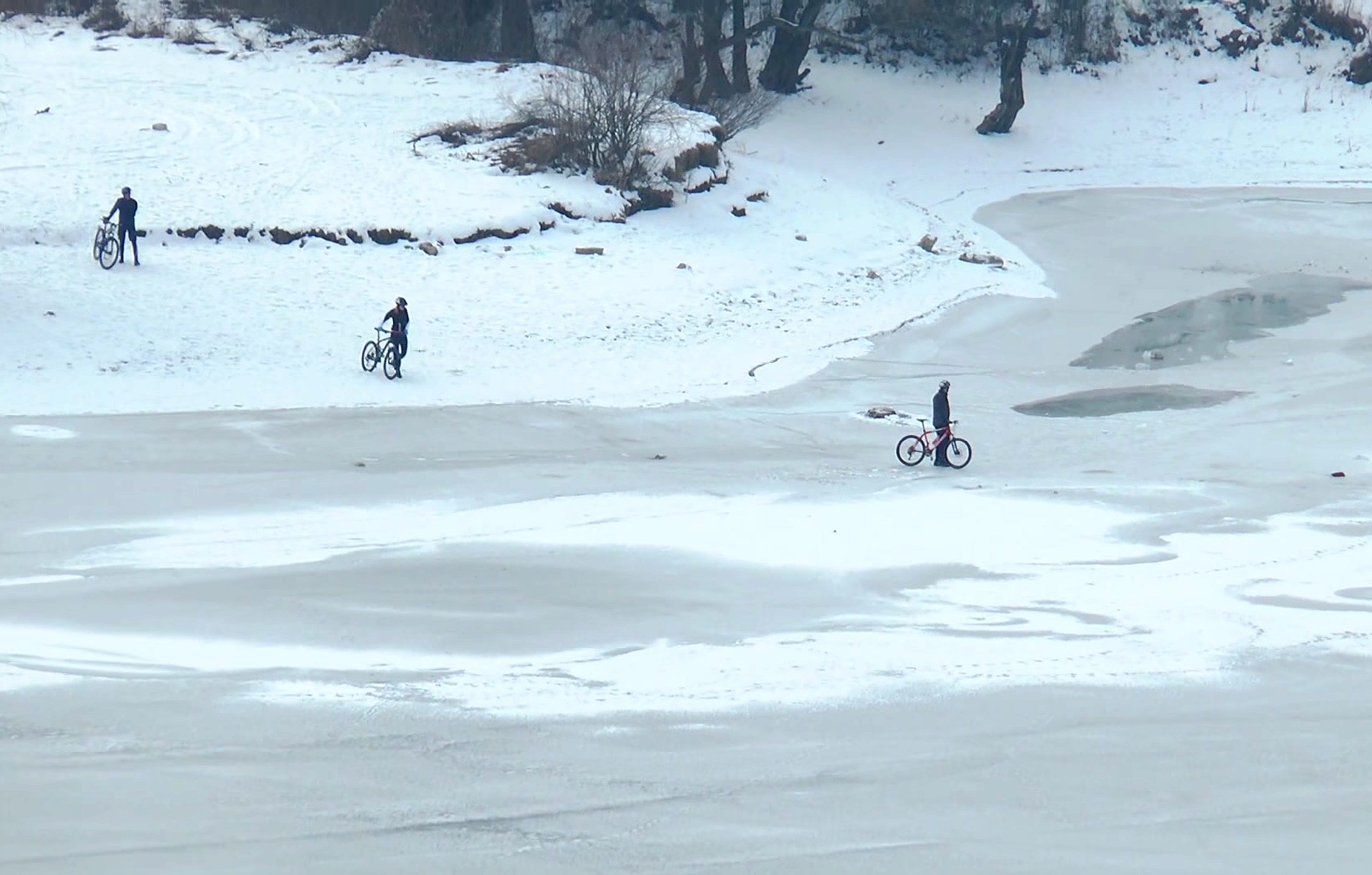 Tinerii patinează pe Lacul Cinciș din Hunedoara care a înghețat. Gheața se poate sparge oricând