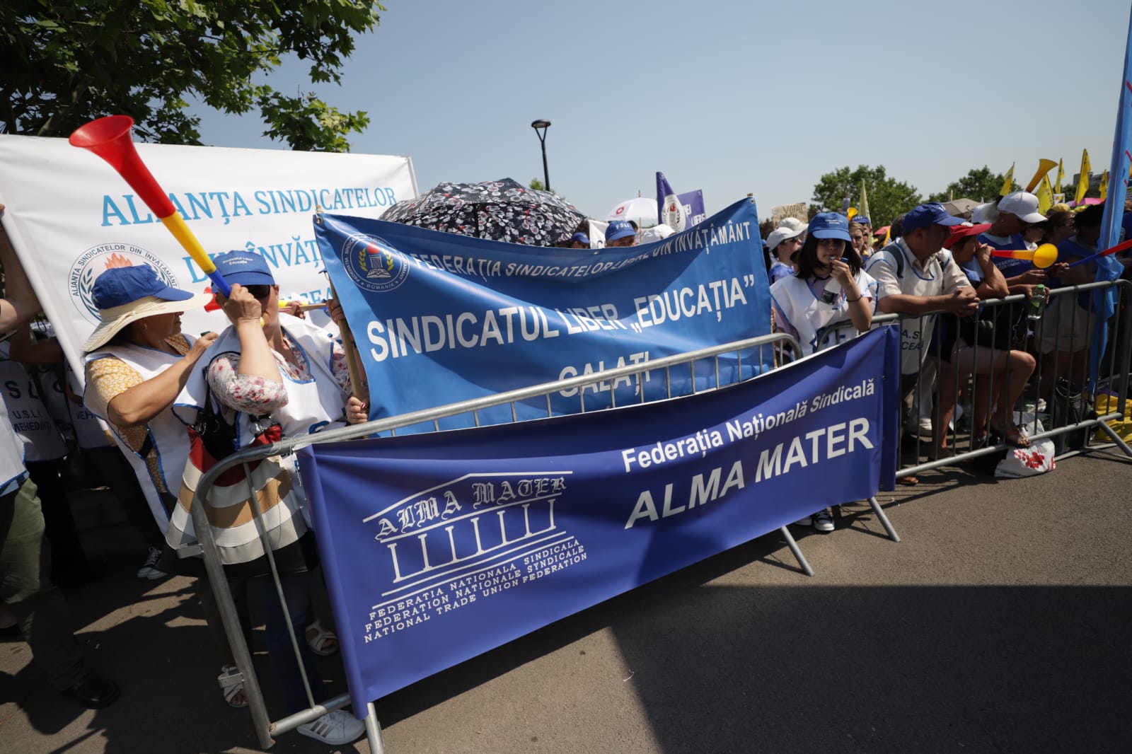 Profesorii și angajații din Sănătate protestează în fața Parlamentului chiar în ziua când Guvernul Bolojan își asumă măsurile de austeritate