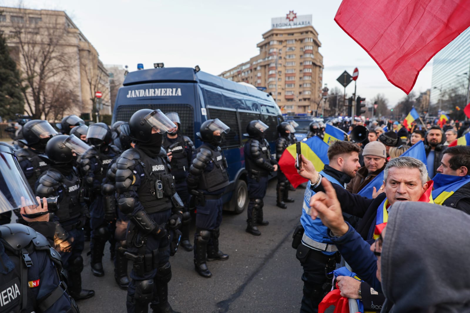 Susținătorii lui Călin Georgescu s-au îmbrâncit cu jandarmii în Piața Victoriei și au aruncat cu petarde și obiecte metalice. Ce amenzi s-au dat