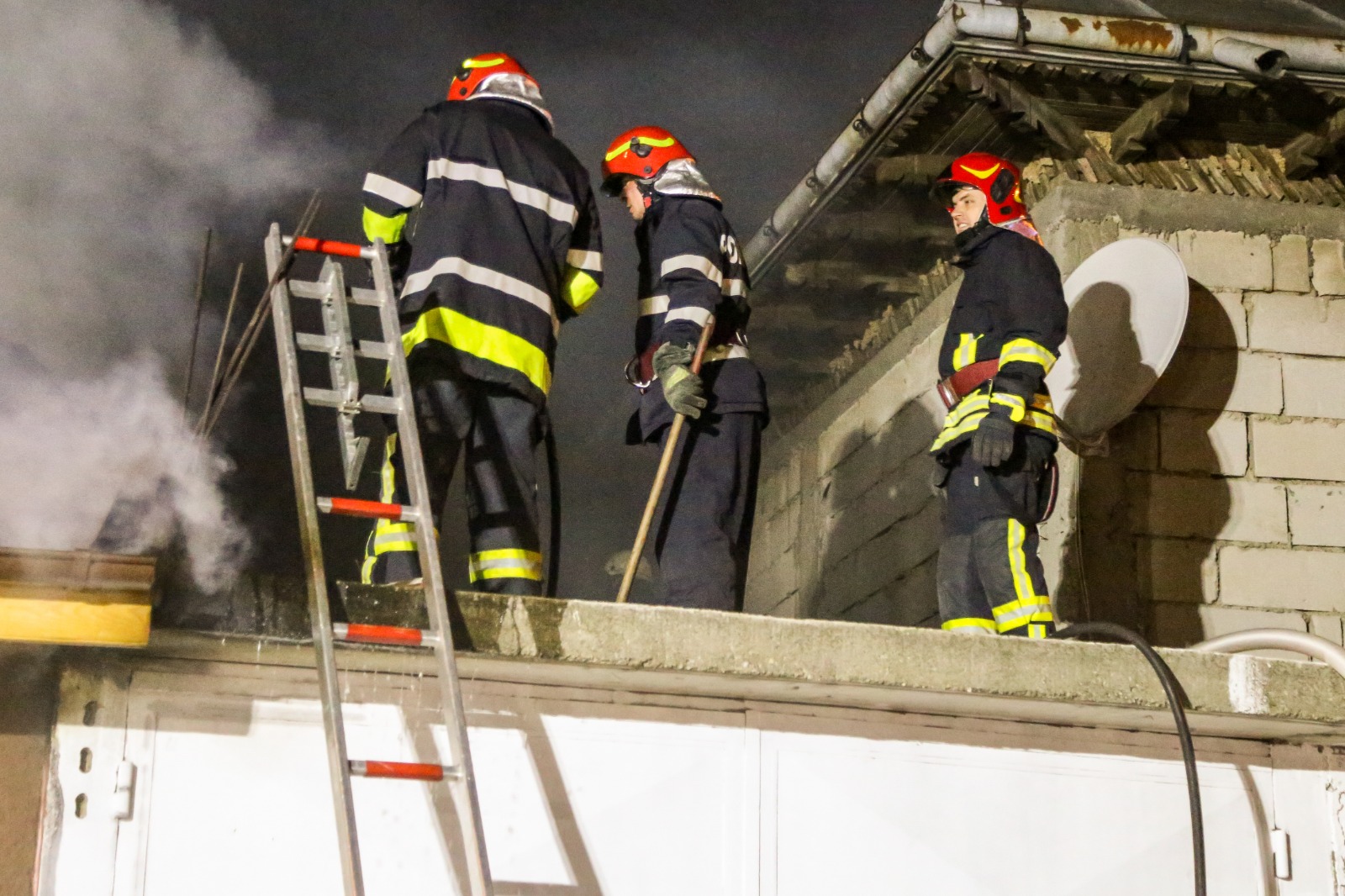 O persoană a fost găsită moartă după un incendiu izbucnit în sectorul 5 din București
