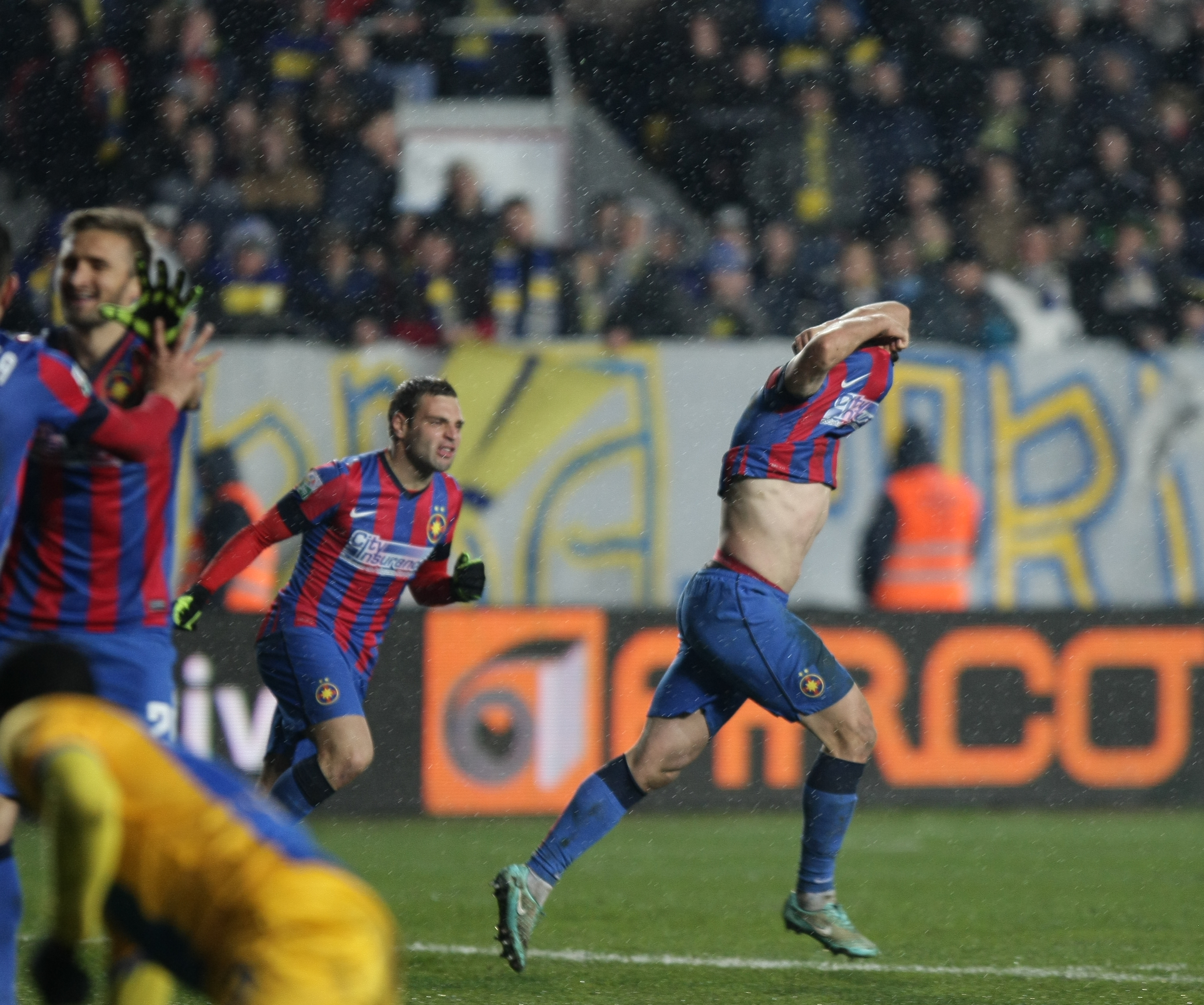 Cupa României, semifinale: PETROLUL - STEAUA 1-1. Arbitru ComănesKO / VIDEO