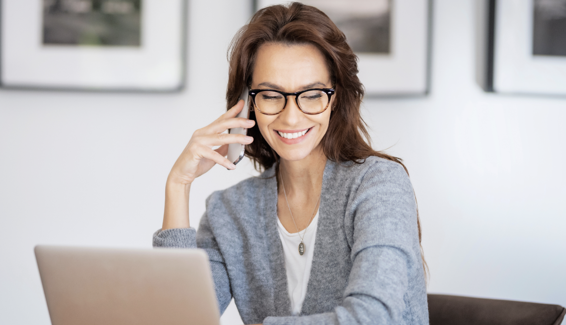 A kiterjesztett olvasószemüveg ideális választás 40 év felett, mert nemcsak olvasótávolságra, hanem akár 4 méterig is éles látást biztosít