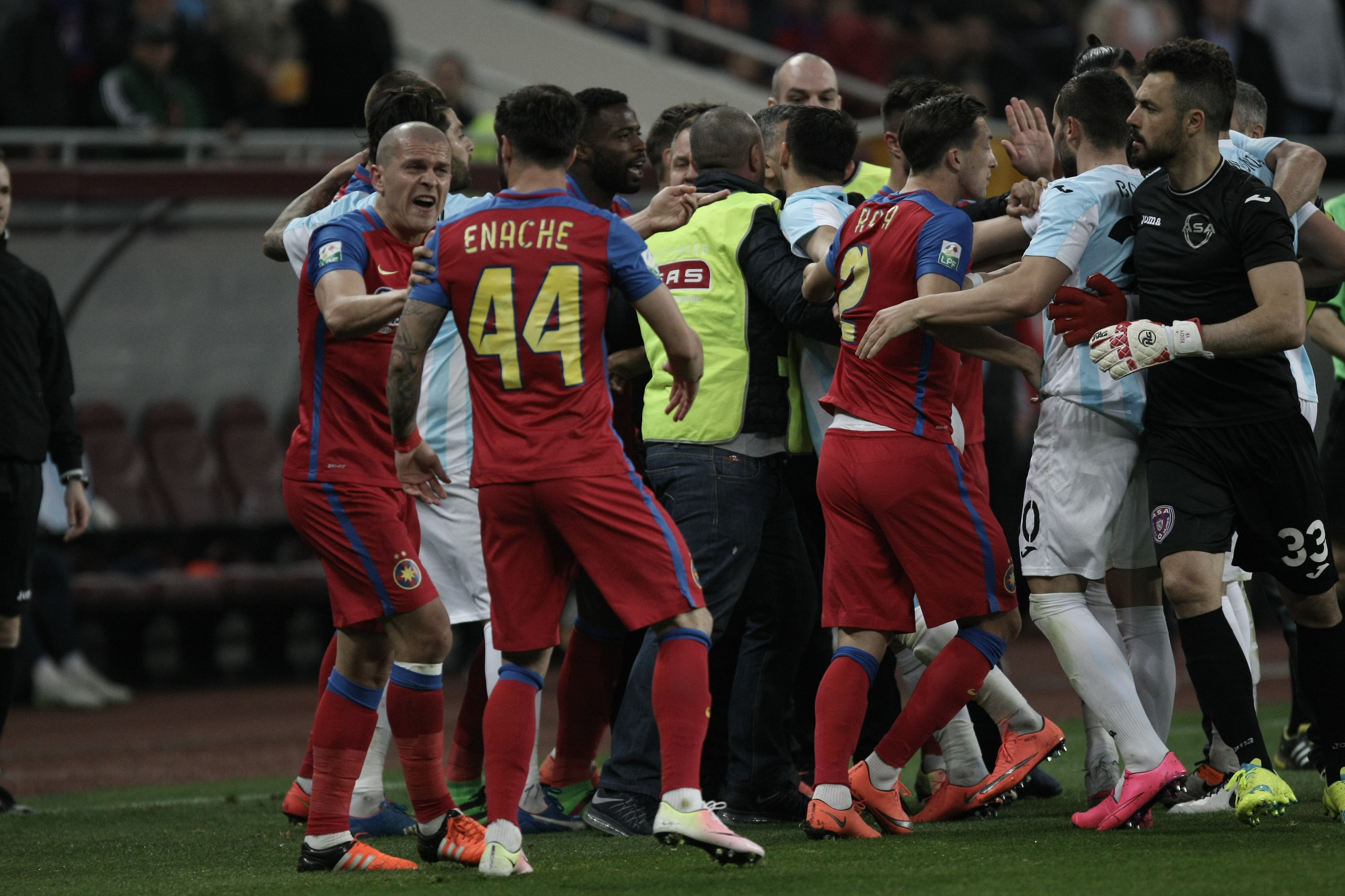 Crăciunescu, revoltat că stewarzii au intrat pe teren la meciul Steaua - ASA: ”Ce facem, aducem trupele speciale?” | GALERIE FOTO