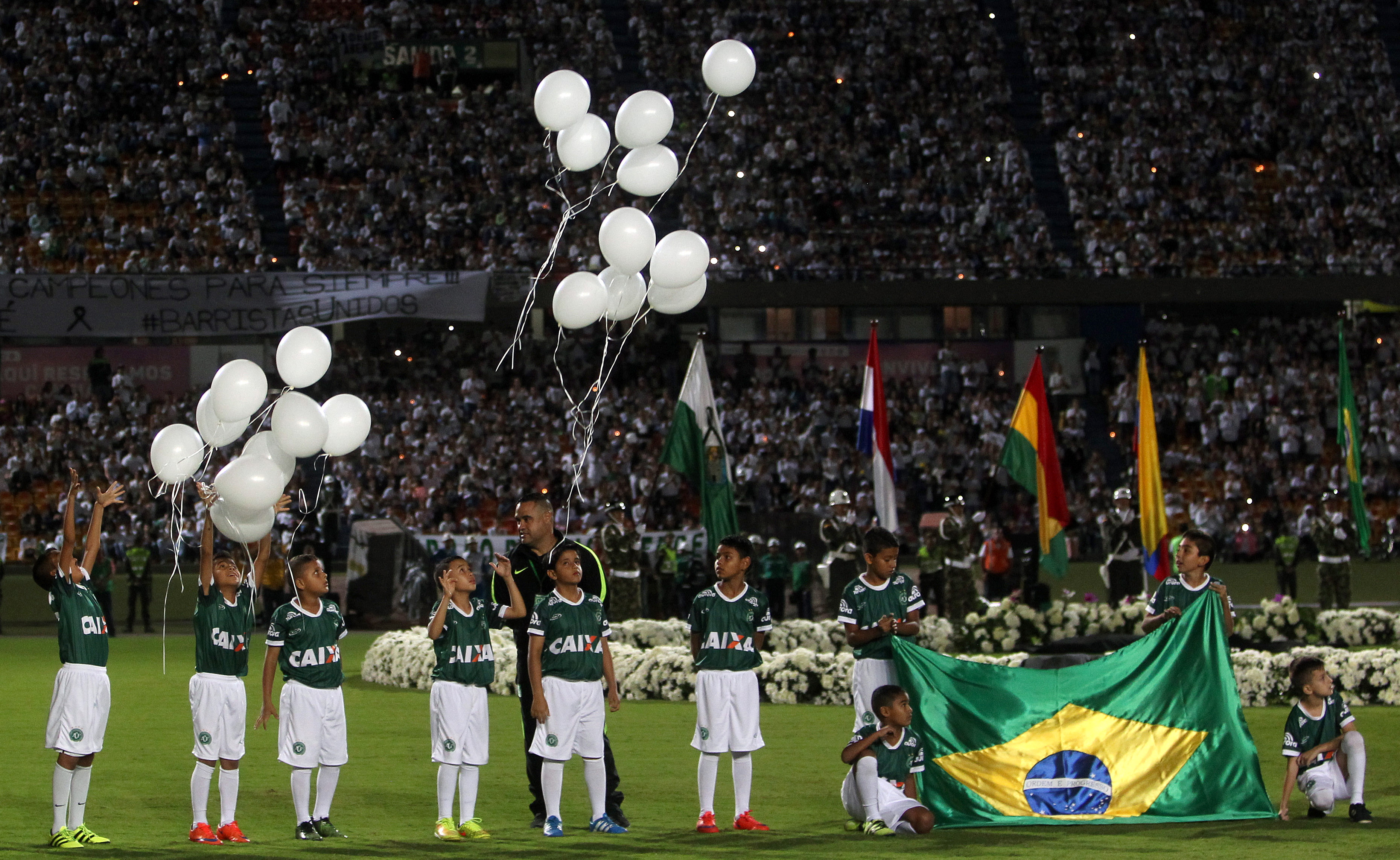 Avion prăbușit în Columbia. 150.000 de oameni i-au comemorat pe cei 71 de morți, printre care și aproape toți jucătorii de la Chapecoense | FOTO&VIDEO