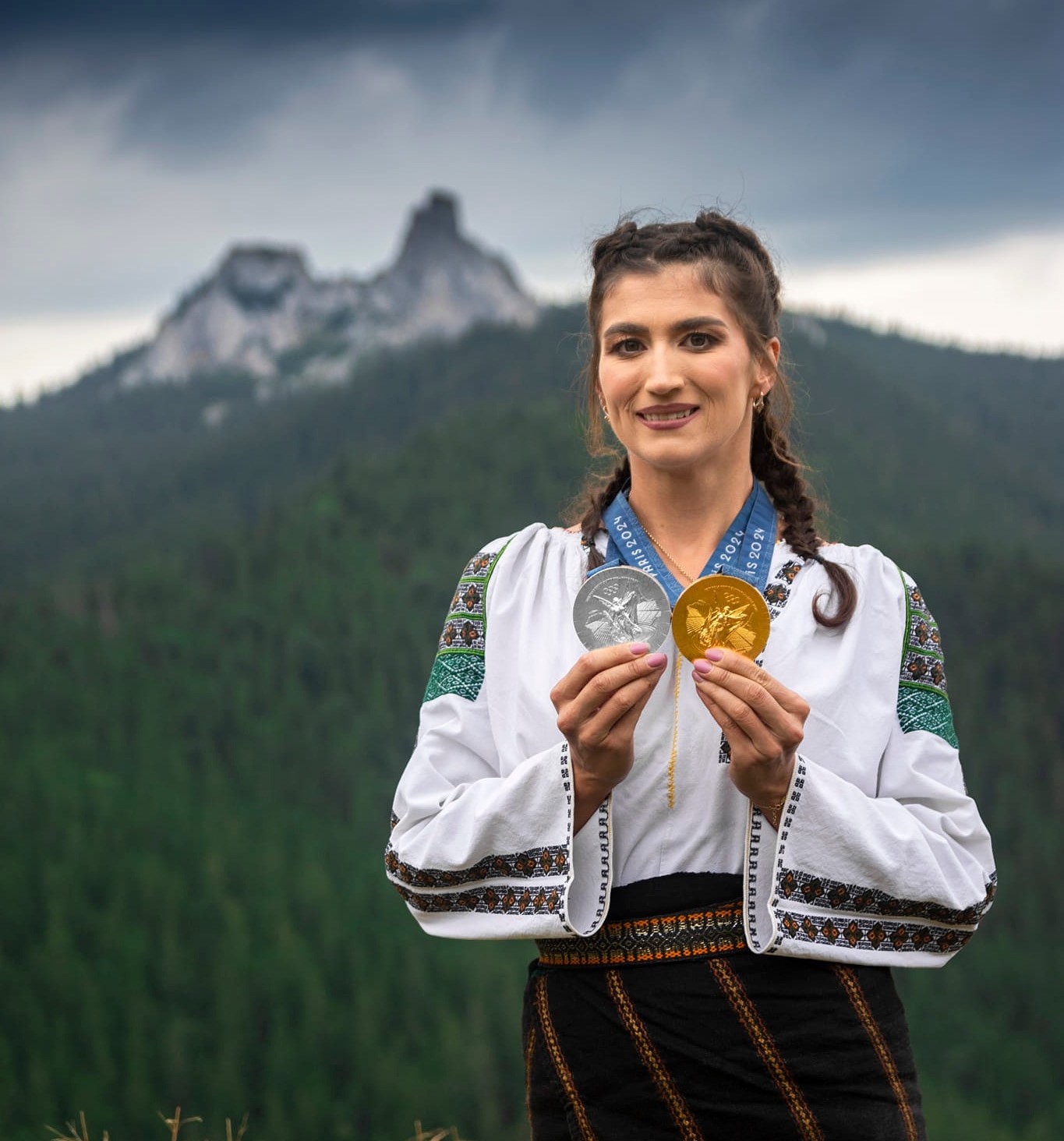 Canotoarea Ancuța Bodnar, ședință foto spectaculoasă în Munții Rarău. Dubla medaliată la JO 2024 apare alături de 4 câini ciobănești