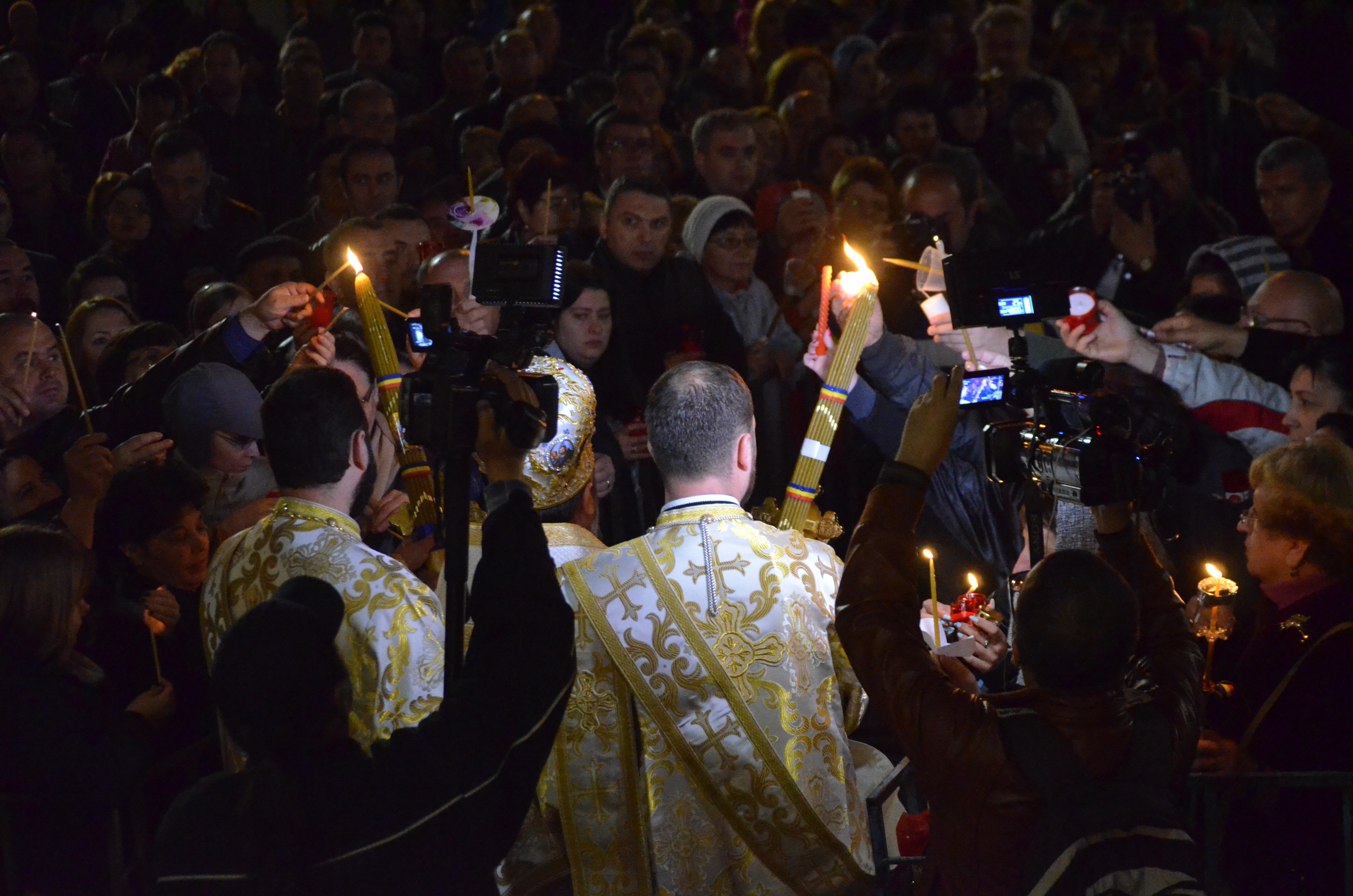 PAȘTE 2016: HRISTOS A ÎNVIAT! Așa petrec românii de Paște, pe 1 MAI! FOTO&VIDEO