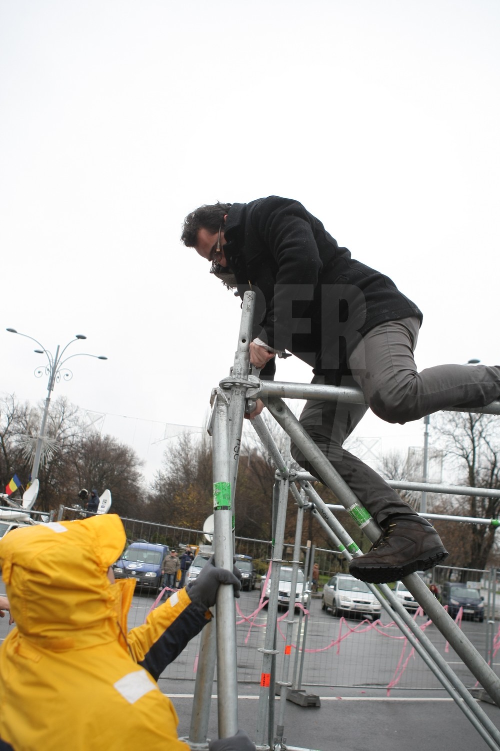 UPDATE. Protest și incidente în Piața Victoriei. Anchetă MAI după împiedicarea organizării târgului de Crăciun/ FOTO