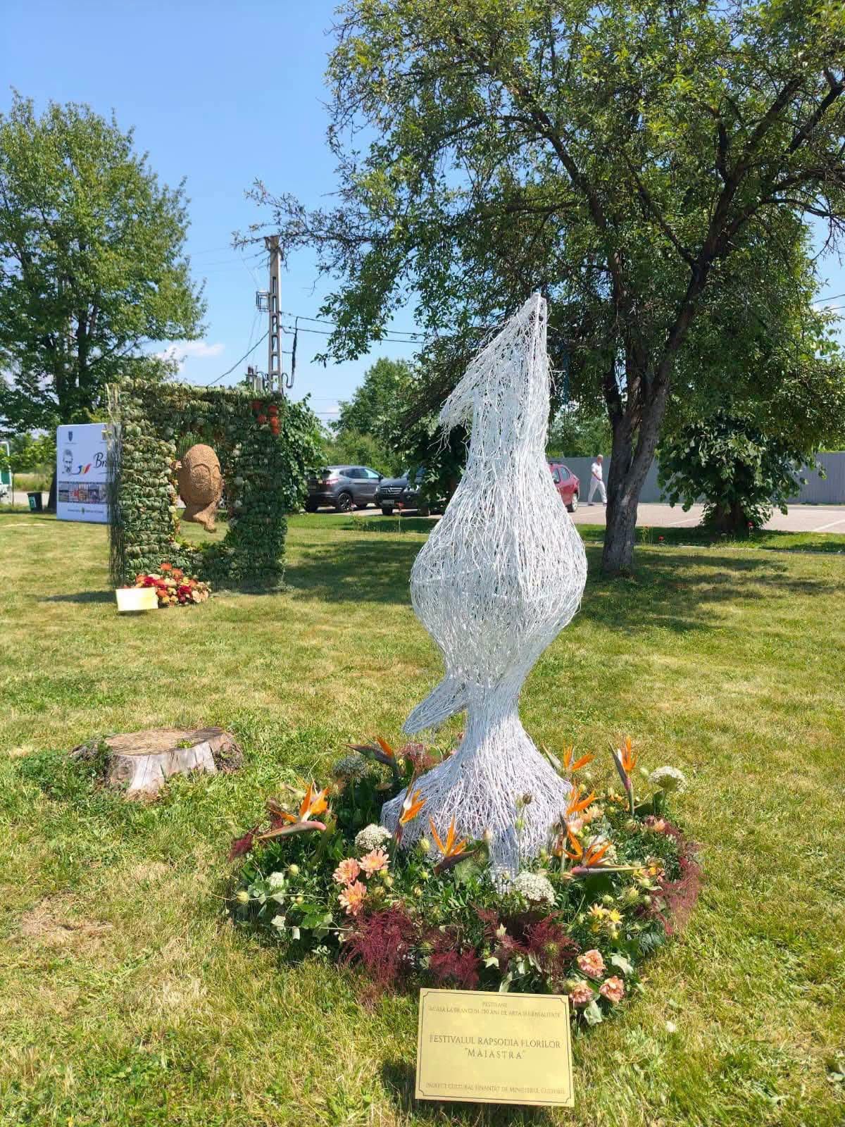 Acasă la Brâncuși. De la Artă la genialitate: motocicliști în ie, drone desenând Măiastra, ikebana cu imortele și Turneul Stradivarius