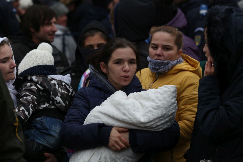 Ambasadorul Marii Britanii la București a servit mâncare oamenilor fără adăpost, în Gara de Nord / FOTO