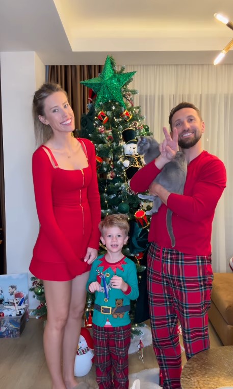 Imagini cu bradul de Crăciun împodobit de Dani Oțil și familia sa. Tiago a fost îmbrăcat în spiriduș