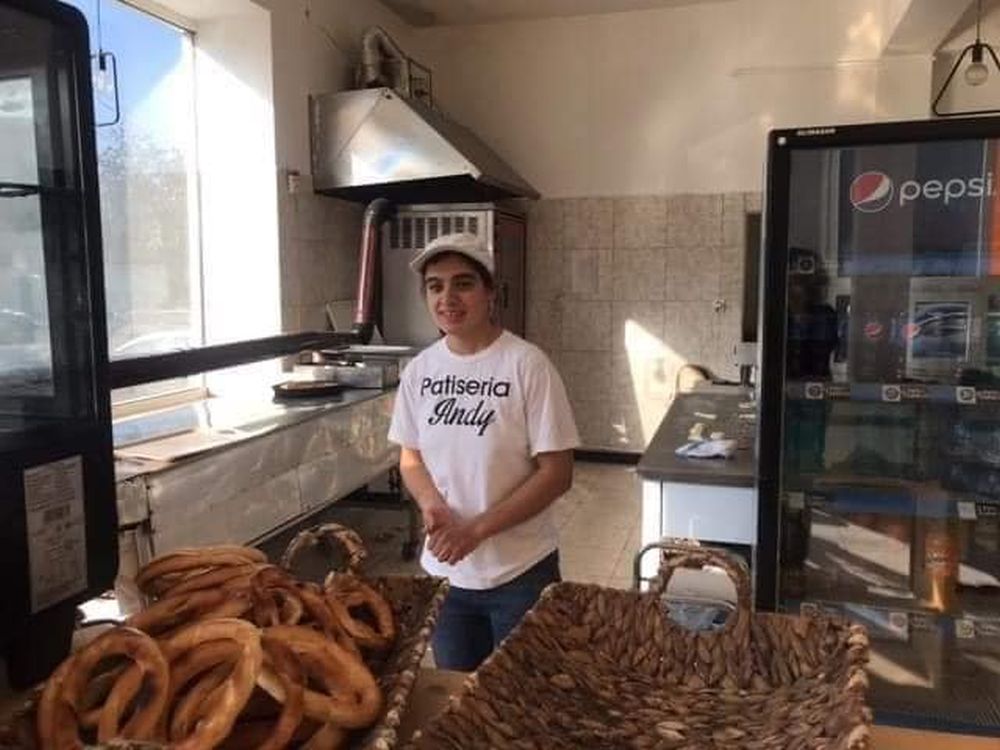 Proprietarul unei patiserii din Brăila lasă seara pungi cu produse în faţa magazinului: „Dacă îţi este foame, servește-te!”