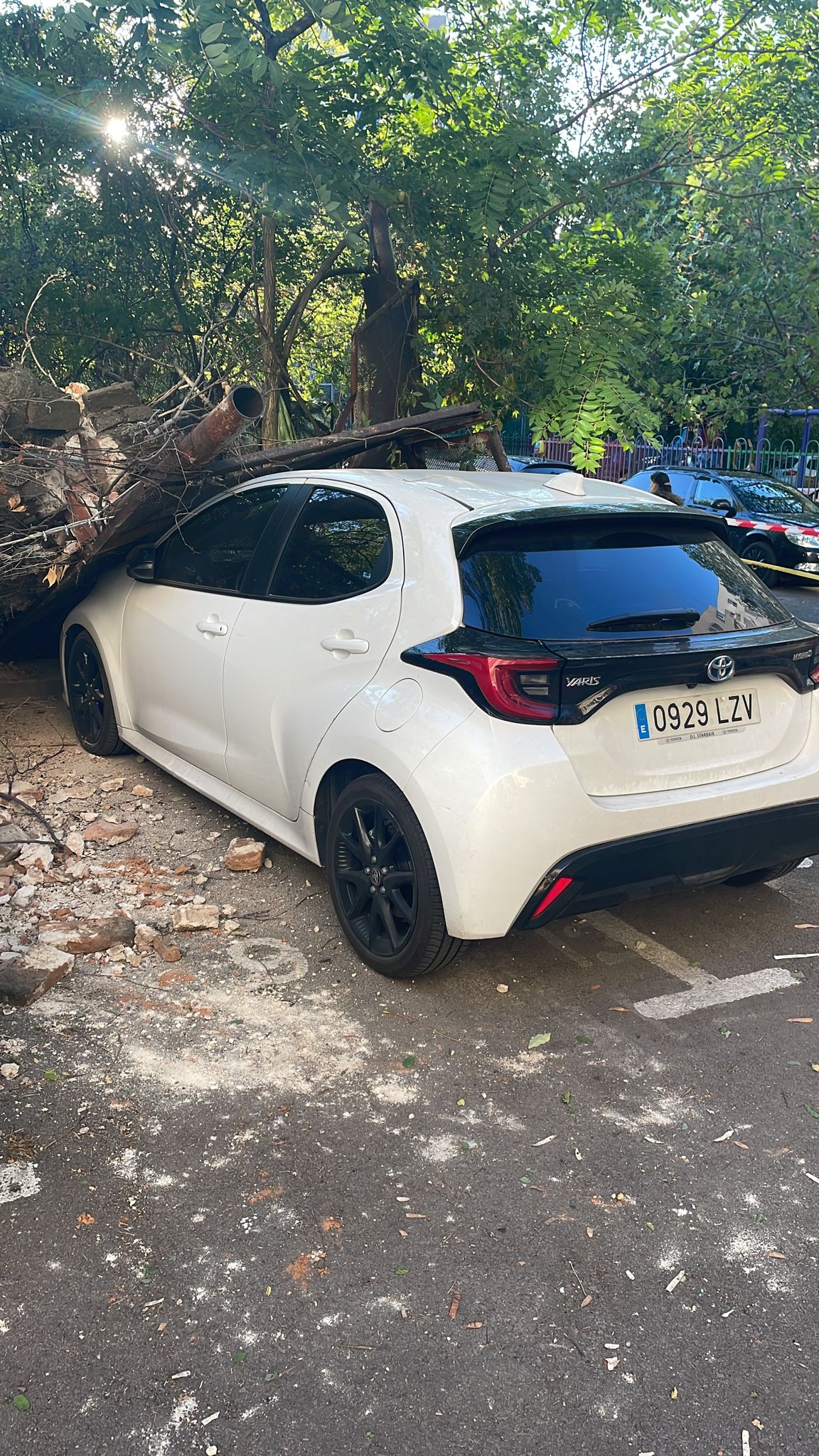 Un zid dezafectat s-a prăbușit peste mai multe maşini într-o parcare din Bucureşti | VIDEO