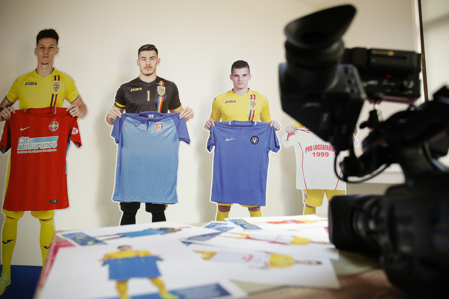 Recunoștință de carton. FRF a trimis cluburilor machete cu fotbaliștii deveniți internaționali. Reacții | GALERIE FOTO&VIDEO