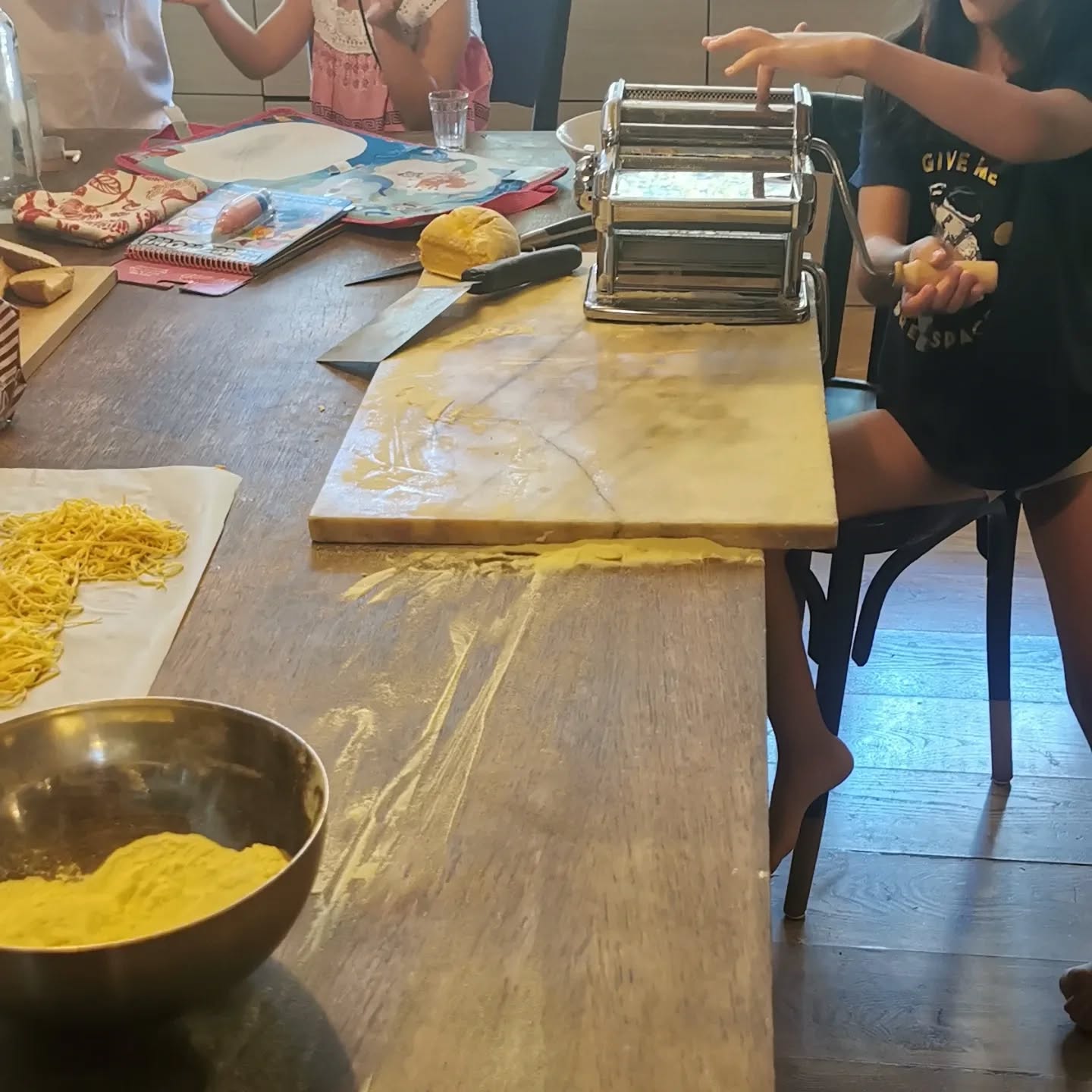 Imagini din casa în care locuiește Dan Bordeianu. Bucătăria arată ca-n reviste: „Eu gătesc, eu fac curat, eu tot”