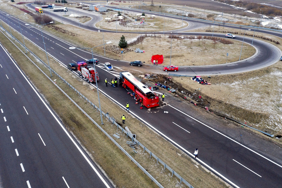 Șase morți, 41 de răniți, o victimă cu identitate necunoscută. Imagini de groază cu autocarul care s-a răsturnat într-un șanț, în Polonia