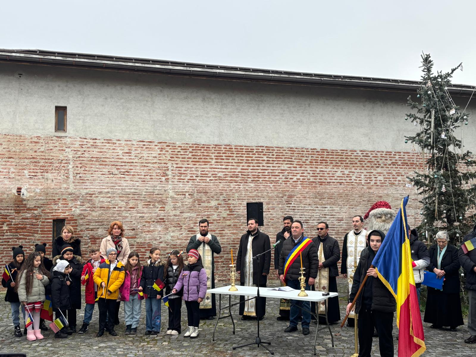 De Ziua Națională, la Potlogi, Dâmbovița, copiii au dat fasolea cu ciolan pe hotdog. „Nu vă luați după venetici”