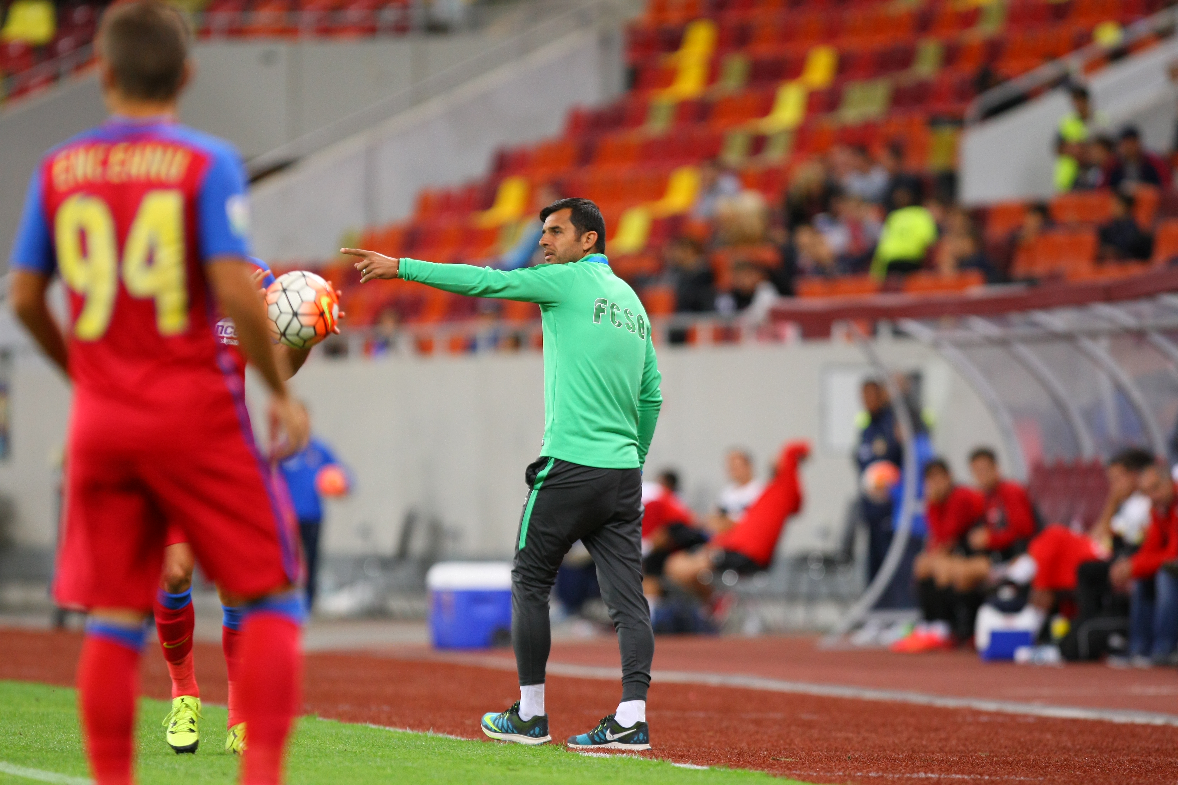 Liga I: Steaua - FC Voluntari 3-1. ^Hamroun, Chipciu și Stanciu l-au ridicat de pe bancă pe Rădoi, antrenorul fără licență al campioanei. Odată cu el, și pe ”principalul”-marionetă Țiți Dumitriu / GALERIE FOTO