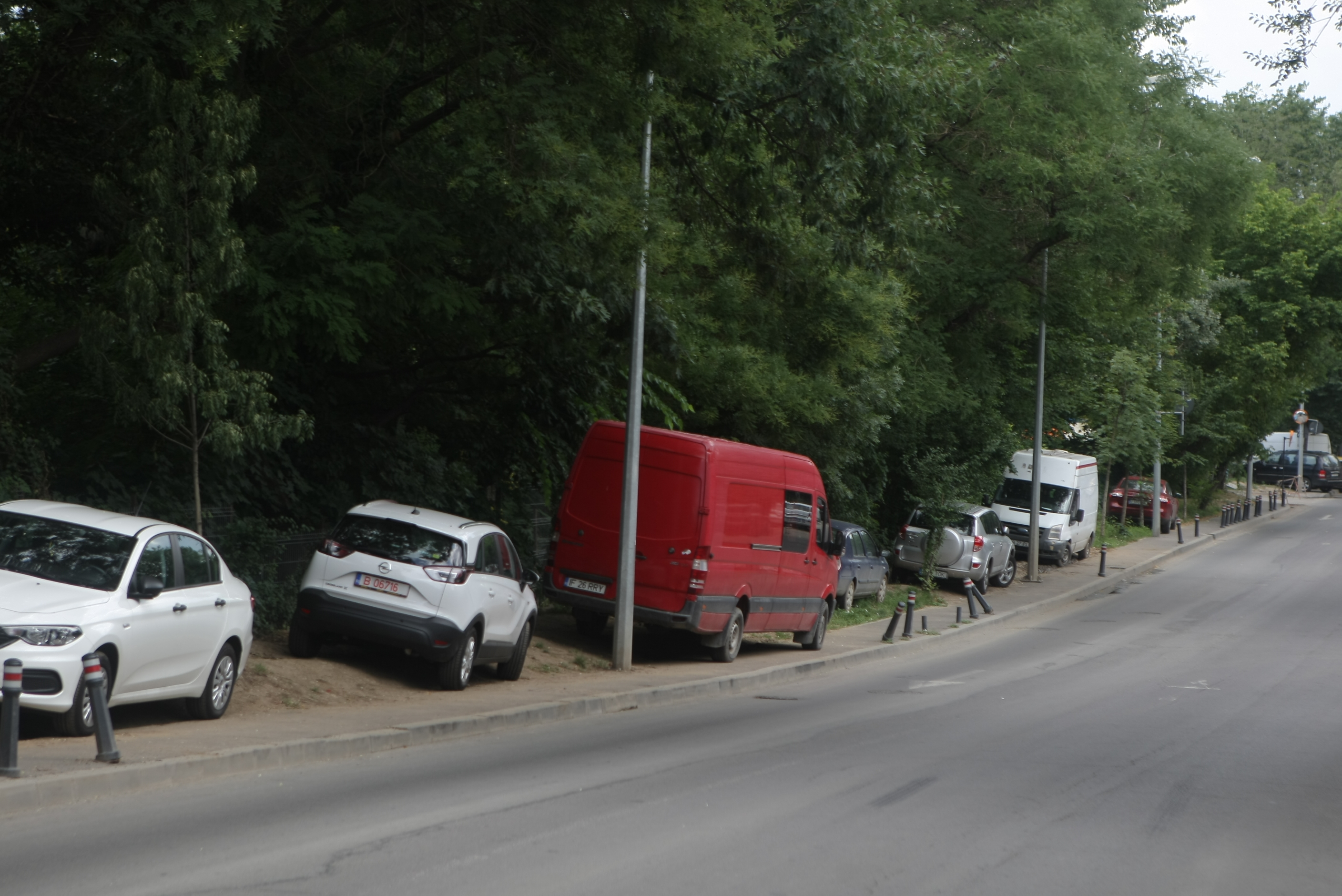 #salvatipipera | Noi măsuri în urma campaniei Libertatea: Primăria Sectorului 2 a montat garduri pentru a împiedica parcarea ilegală pe str. Gara Herăstrău