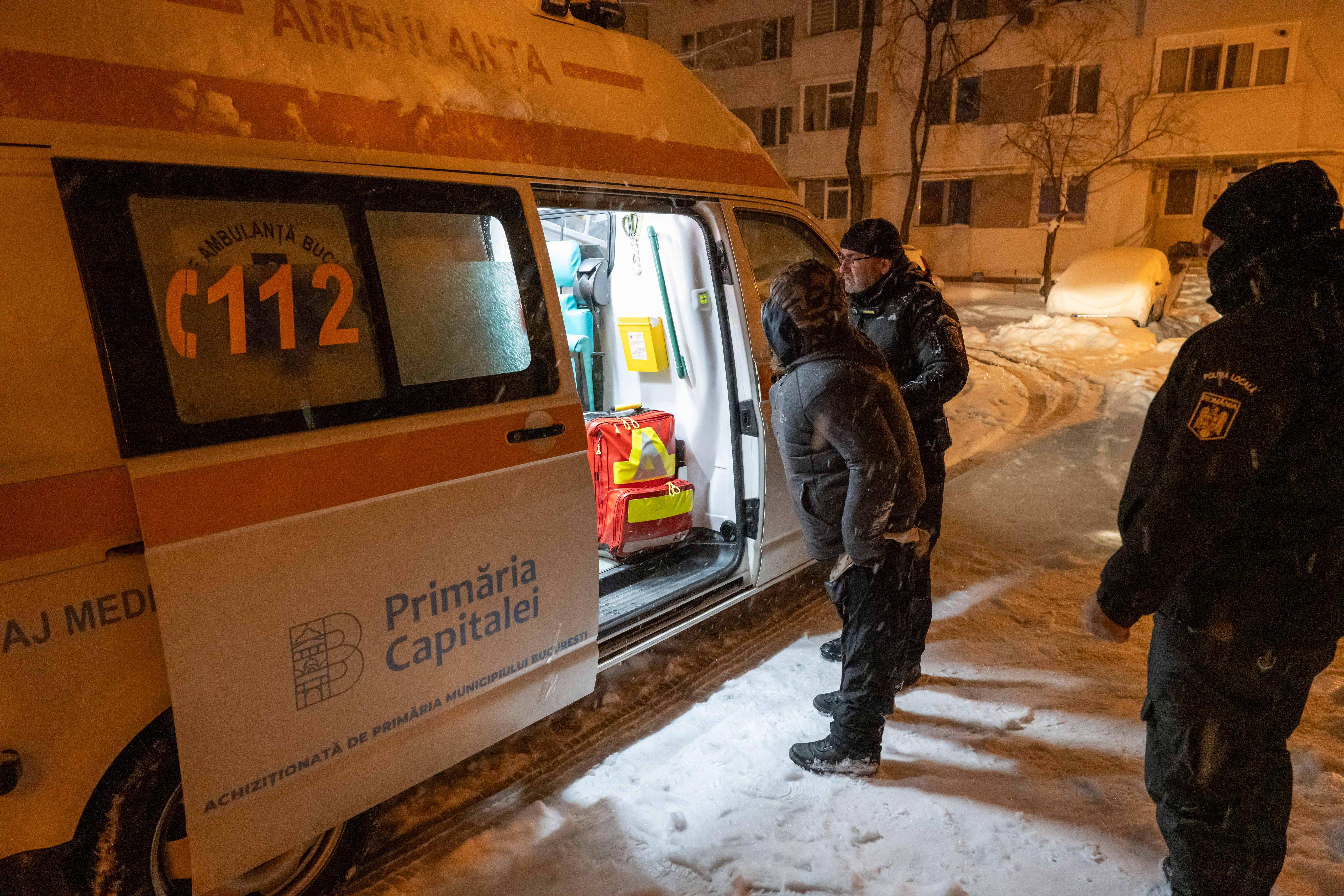 Cum poți ajuta oamenii fără adăpost în zilele geroase. Care sunt centrele comunitare din București unde aceștia pot primi hrană și căldură